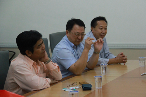 The delegation from Laos in discussion.