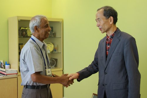 WOU Board of Governors Chairman Tan Sri Emeritus Prof Gajaraj Dhanarajan greets Prof Gyonggu Shin (right).