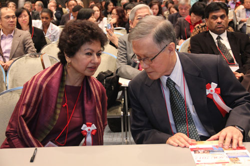 COL President Prof Asha Kanwar and WOU VIce Chancellor Prof Dato' Dr Ho Sinn Chye at the AAOU conference in Japan.