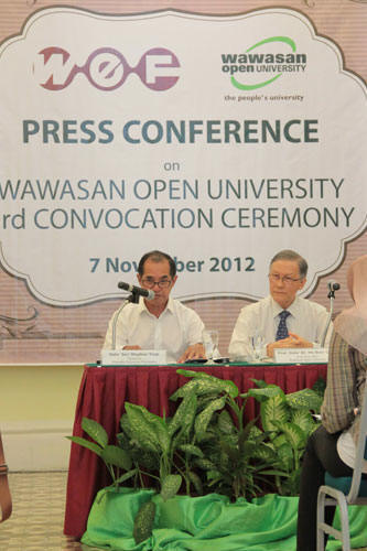 Dato' Seri Stephen Yeap reads out the statement. With him is Vice Chancellor Prof Dato' Dr Ho Sinn Chye.