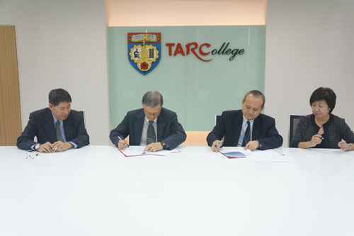 Prof Dato' Dr Ho Sinn Chye (2nd from left) and Datuk Dr Tan Chik Heok (2nd from right) sign the MoU.