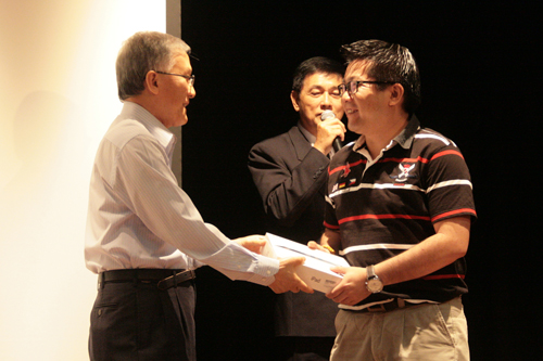 Receiving his MyEnrolment prize from Prof Ho.