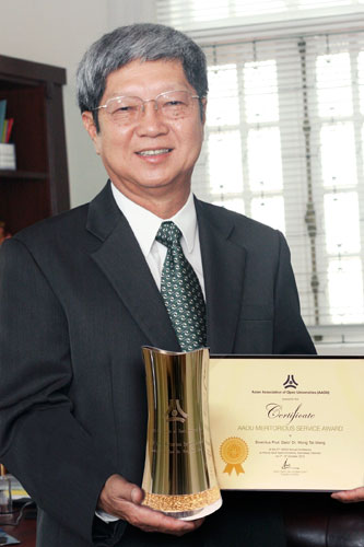 Prof Wong with his award.