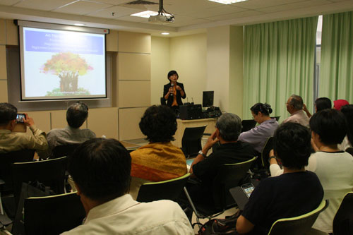 Teoh shares her expertise with the crowd.