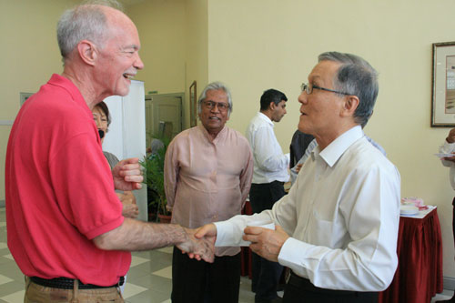 WOU Vice Chancelllor Prof Dato' Dr Ho Sinn Chye (right) greets Dr Malone.
