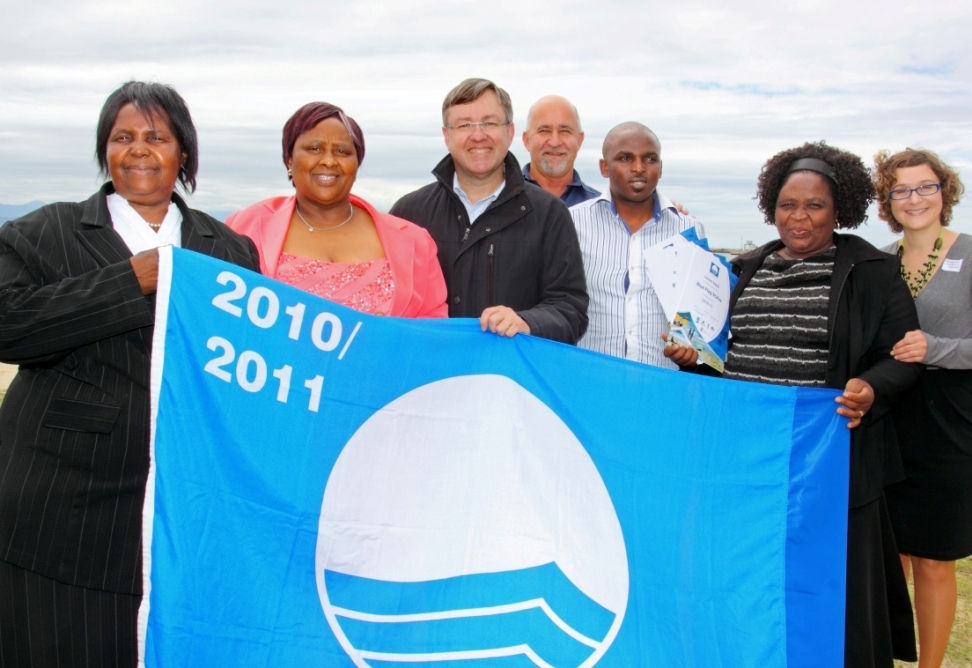  The proud team of Hibiscus Coast/Ugu municipality receive their Blue Flag