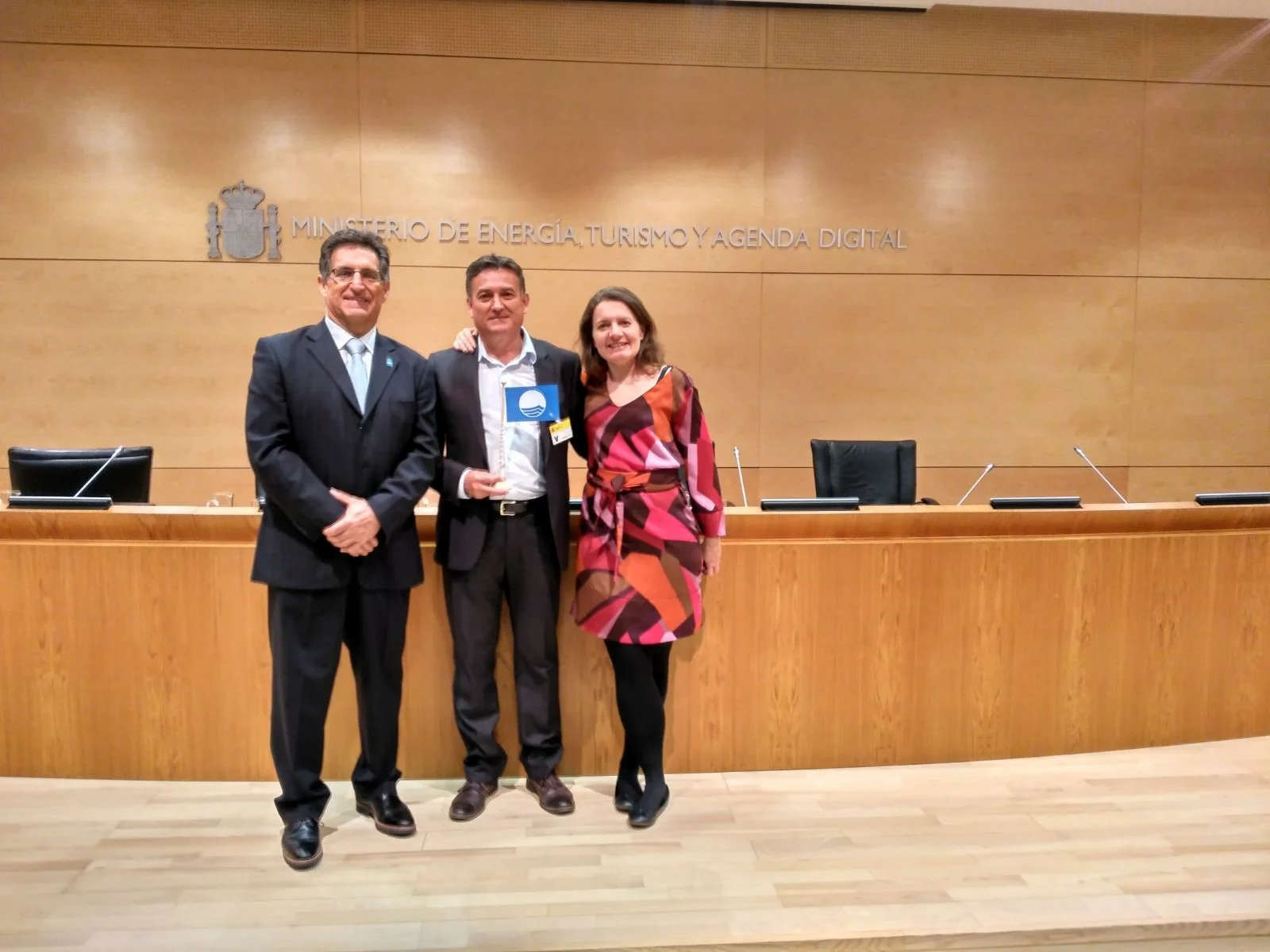 From left to right: Jose Palacios (VicePresident of ADEAC), Cayetano Ramos (Major of Orellana la Vieja, the first Blue Flag in continental waters in Spain) and Virginia Yuste (National Operator for Blue Flag in Spain).