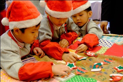 To promote recycling to next generation, the volunteers from the hotel joined local students to develop some creative Christmas decorations made of up-cycled materials.