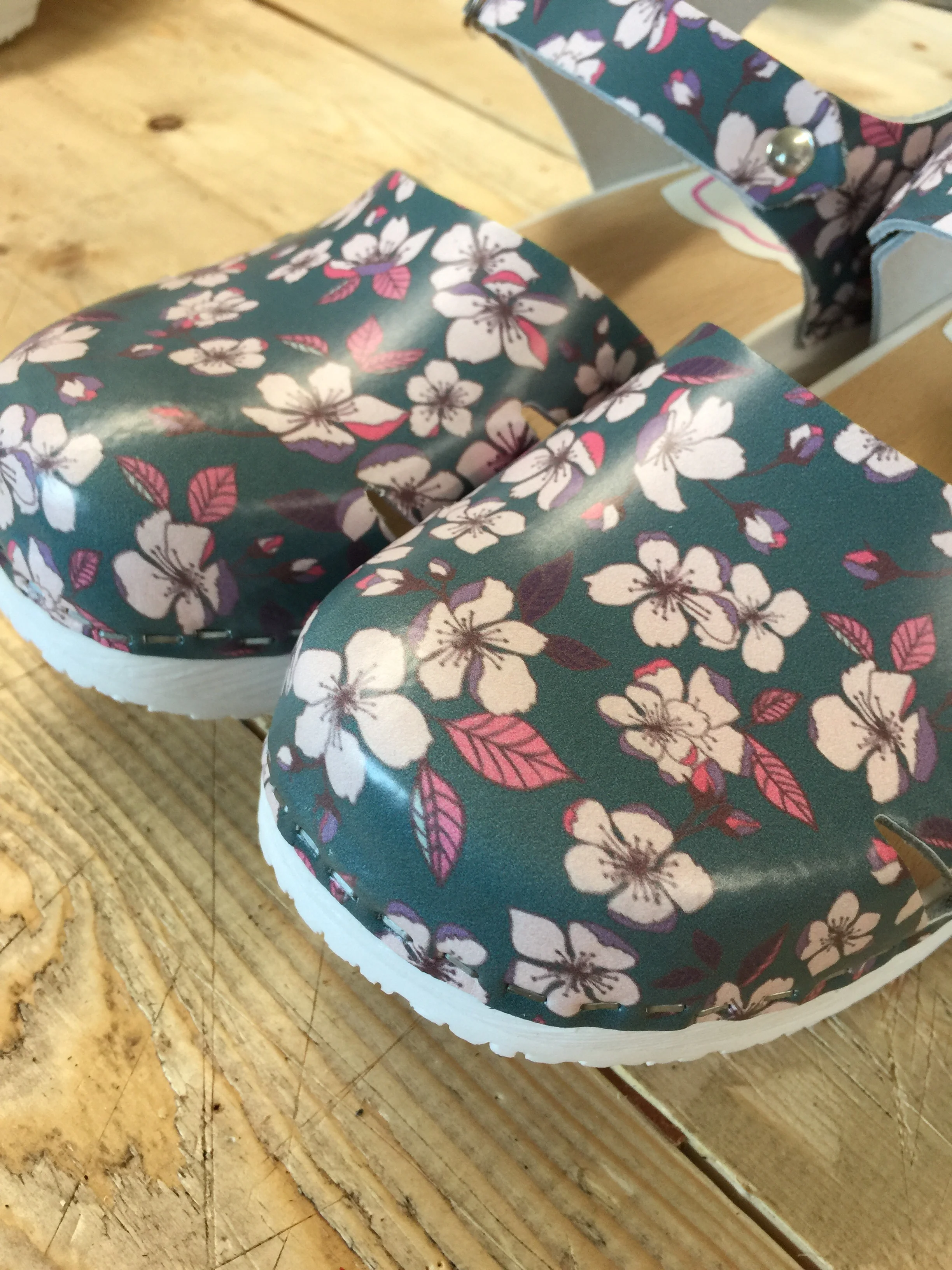 Min vän Dojjans Shoebusiness har gjort tre tofflor av provskinnen. Sååå kul att få se sitt mönster på riktiga produkter. Här i favoritfärgen Petrol.