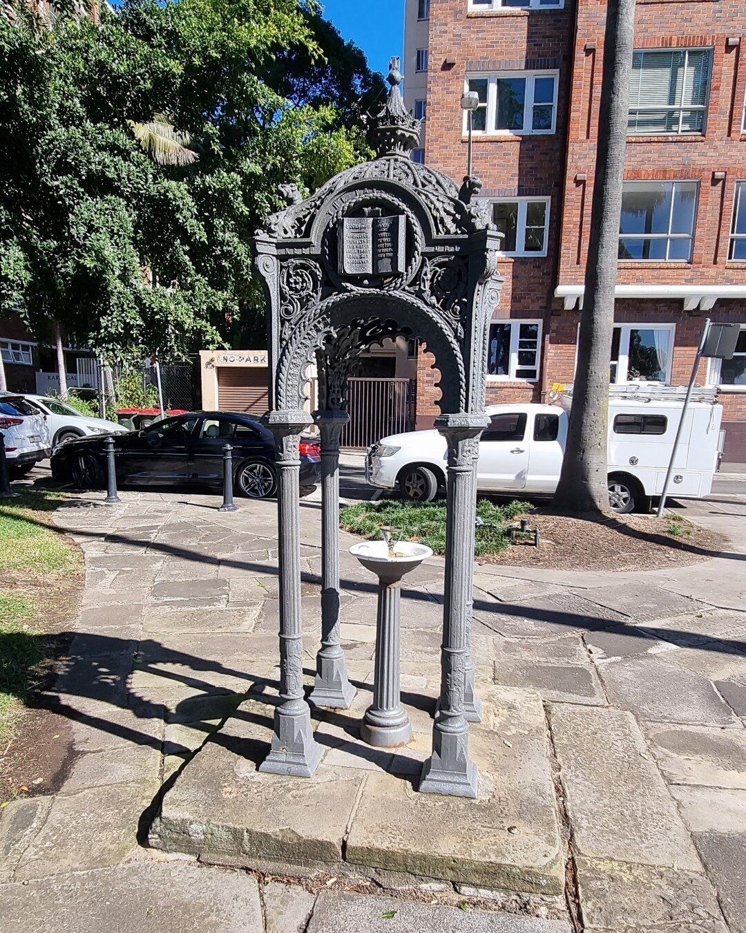 Working at a unit complex in Elizabeth Bay and noticed this ornate drinking fountain.

#publicarchitecture #drinkingfountain #concrete #exteriordesign #outdoorlivingdesign #colouredconcrete #architecture #architecturephotography #loveoutside #landsca