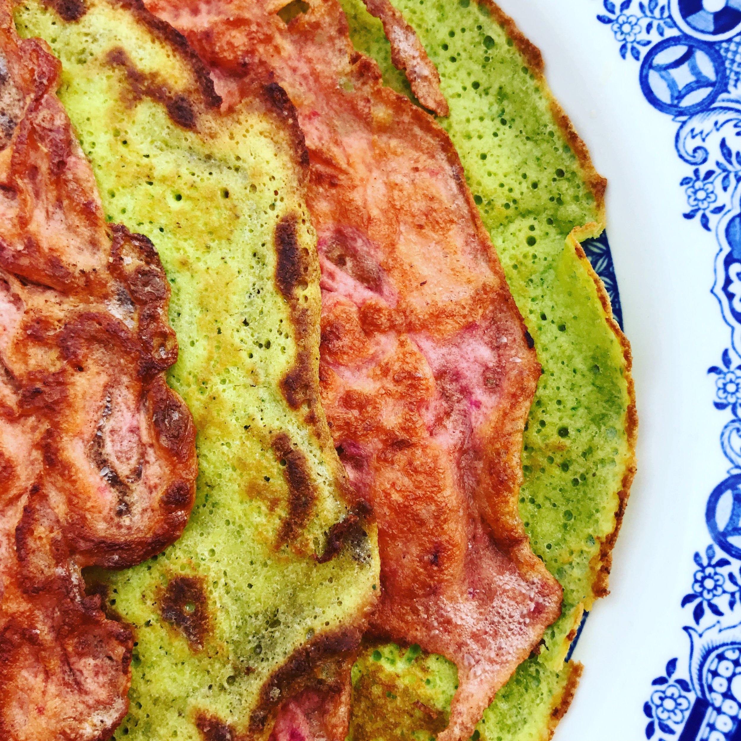 Paleo/lågkolhydrat/glutenfria pannkakor i regnbågens färger