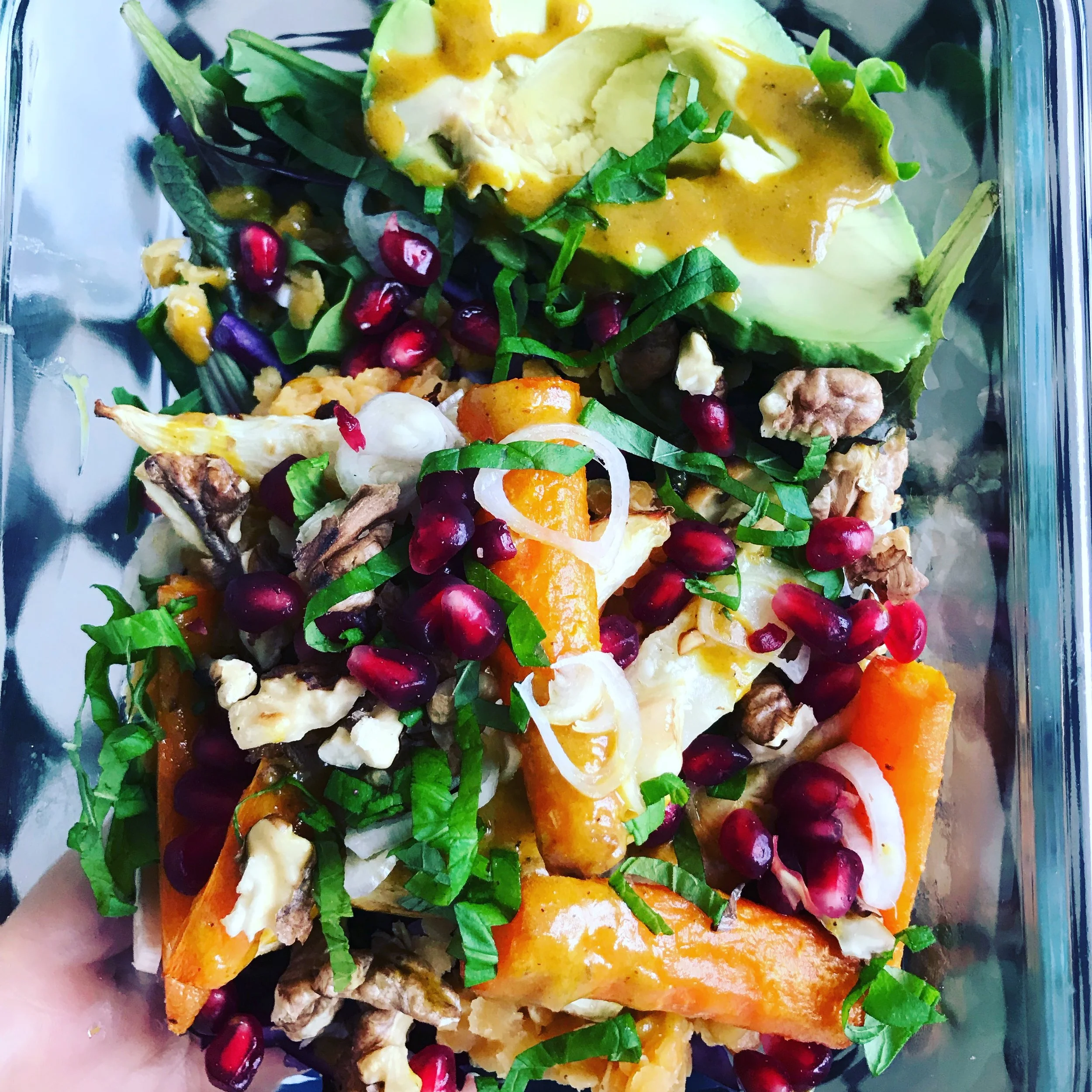 Ugnsbakade rotfrukter med tahinidressing