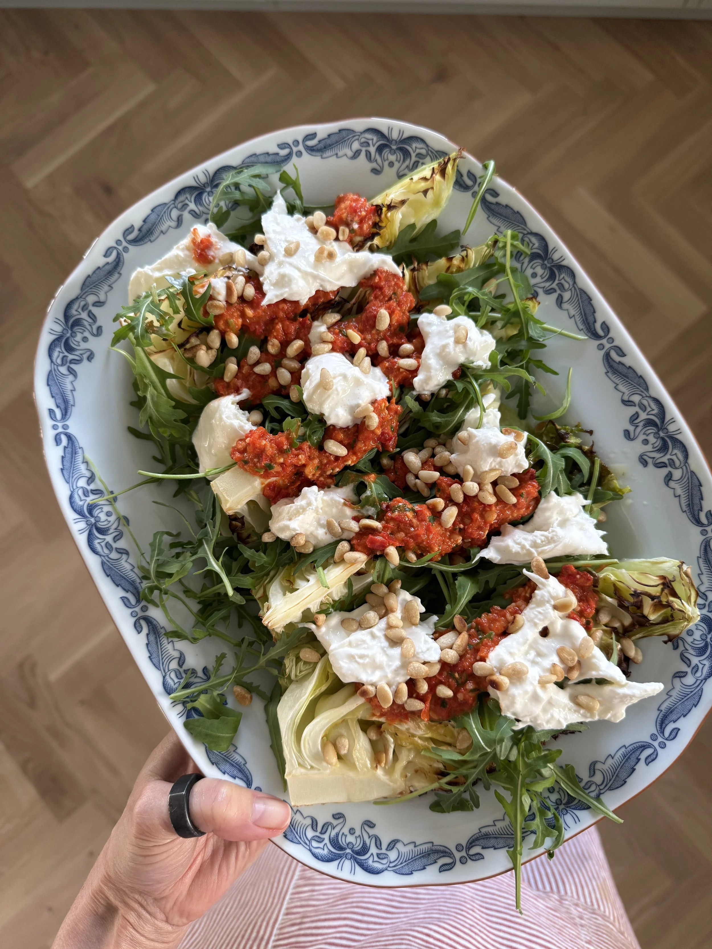 Spetskål med paprikaröra och burrata