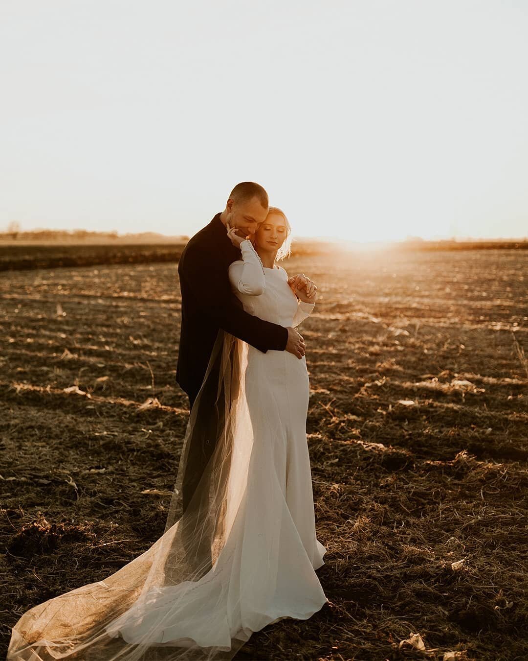 What you don't know is this was their fourth re-scheduled wedding date. Sam and Ryan are proof that love conquers all and even the fields of South Dakota can bring out the most beautiful magic and the most golden of golden hours ☀️ There was such an 