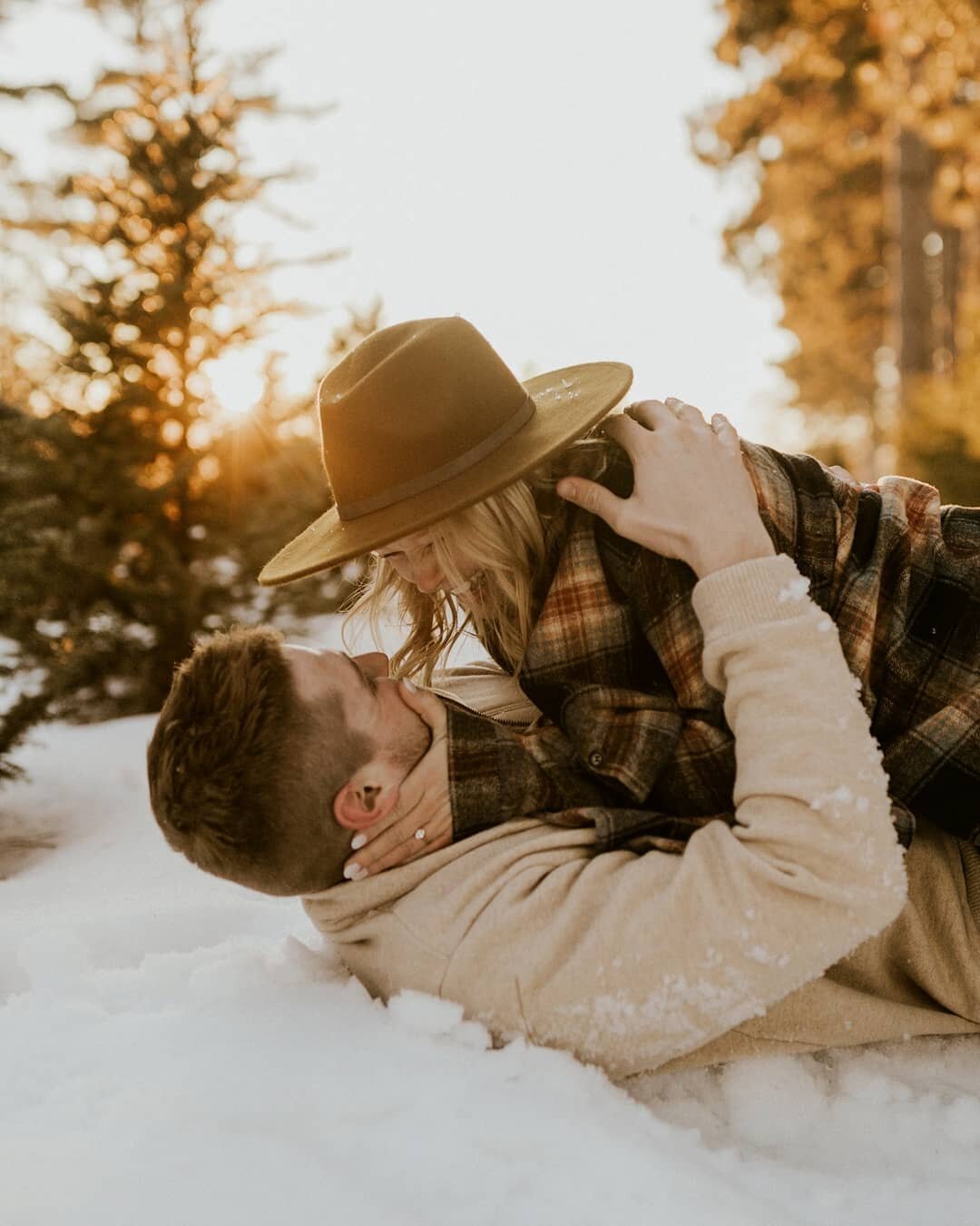 One of the last frames captured during this session from earlier this week with Payton and Quinn 💛 There's nothing I love more than the last 10 minutes of shooting, it's just freaking fun. Throw each other around, roll around in the snow, just do yo