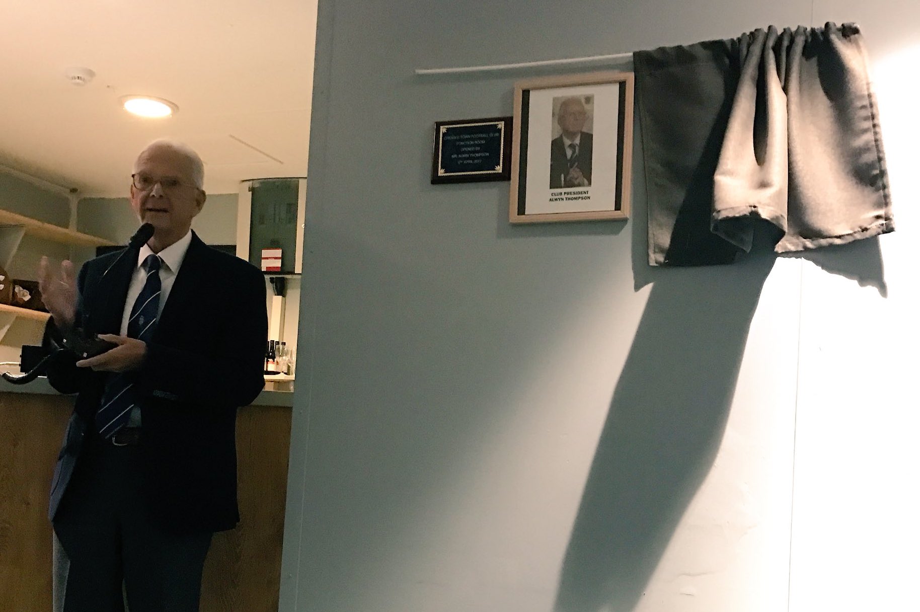 Club President Alwyn Thompson officially declares the new clubhouse open