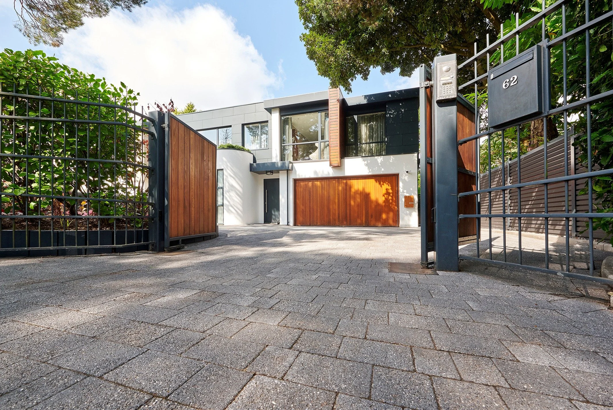 As the days feel grey and cold, this crisp grey paving instantly transports you to a brighter, more refined space.
Its clean lines and light tones catch the camera beautifully, enhancing textures, reflections, and architectural detail &mdash; perfect