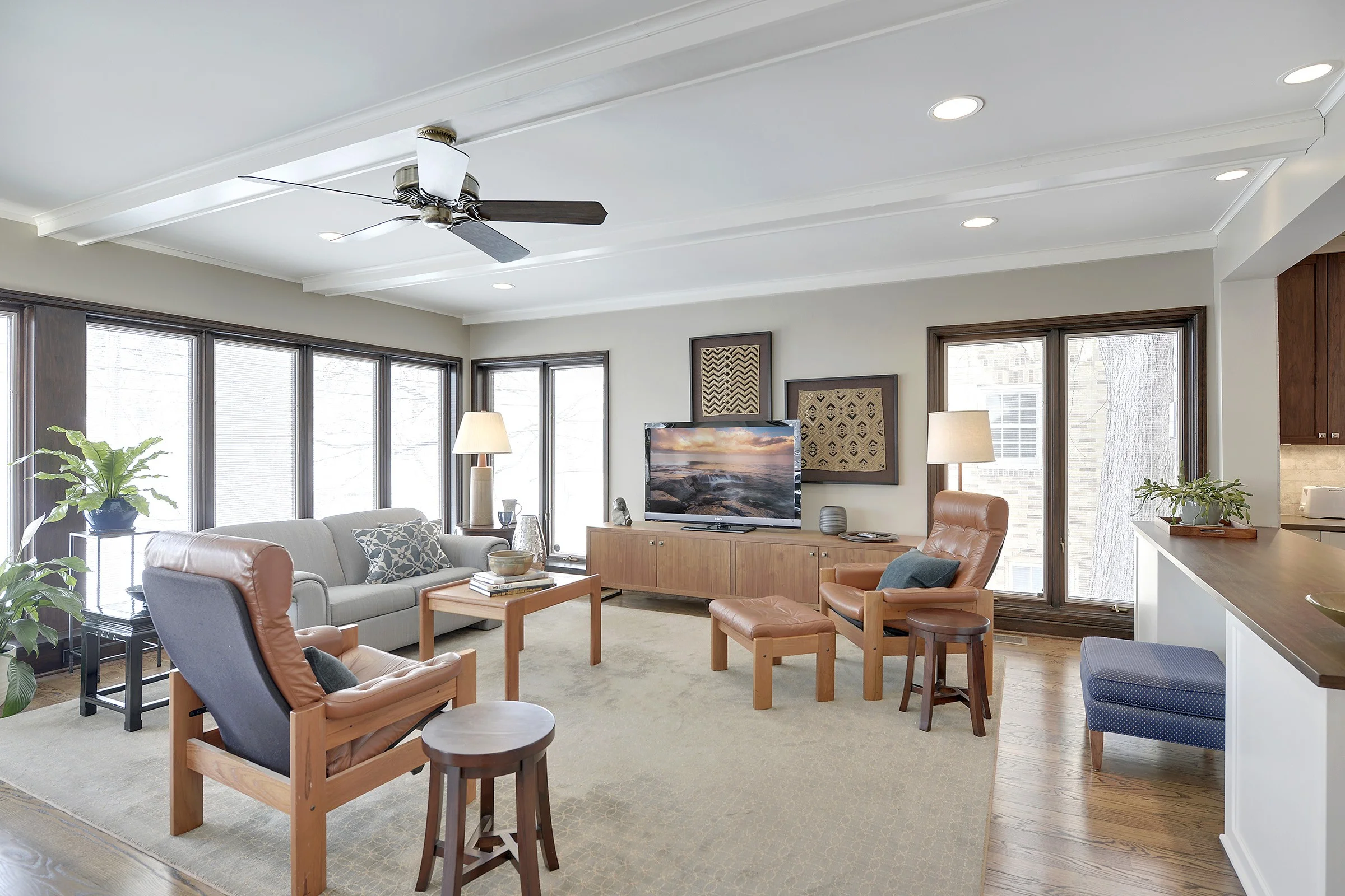 3906 Zenith family room 1.jpg