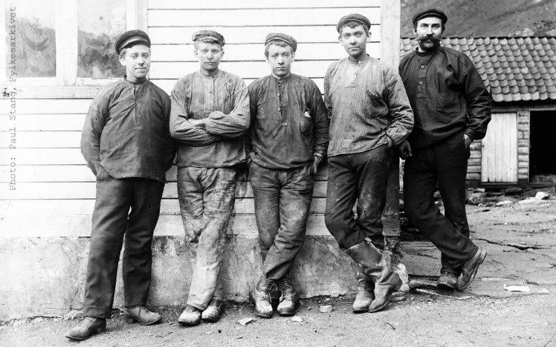 Photo: Hovden Formal Farm Wear (BW photo Paul Stang, 1912)