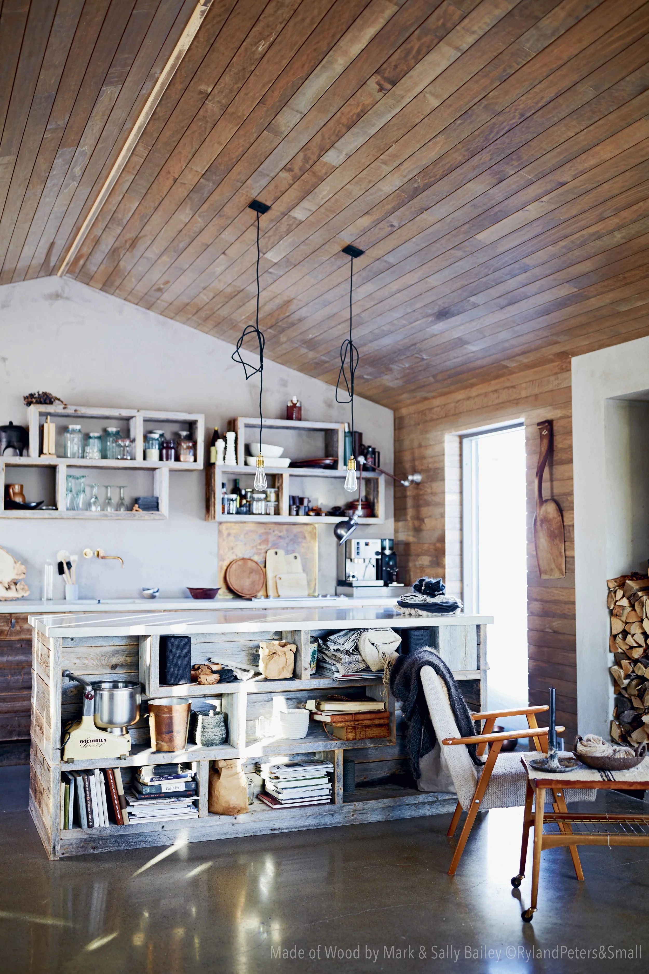 The more than 100 years old barn wood in our cabin kitchen balanses the rough concrete. Photo from the book “Made of Wood” by Mark og Sally Bailey, photo by Debi Treloar, copyright Ryland Peters & Small.