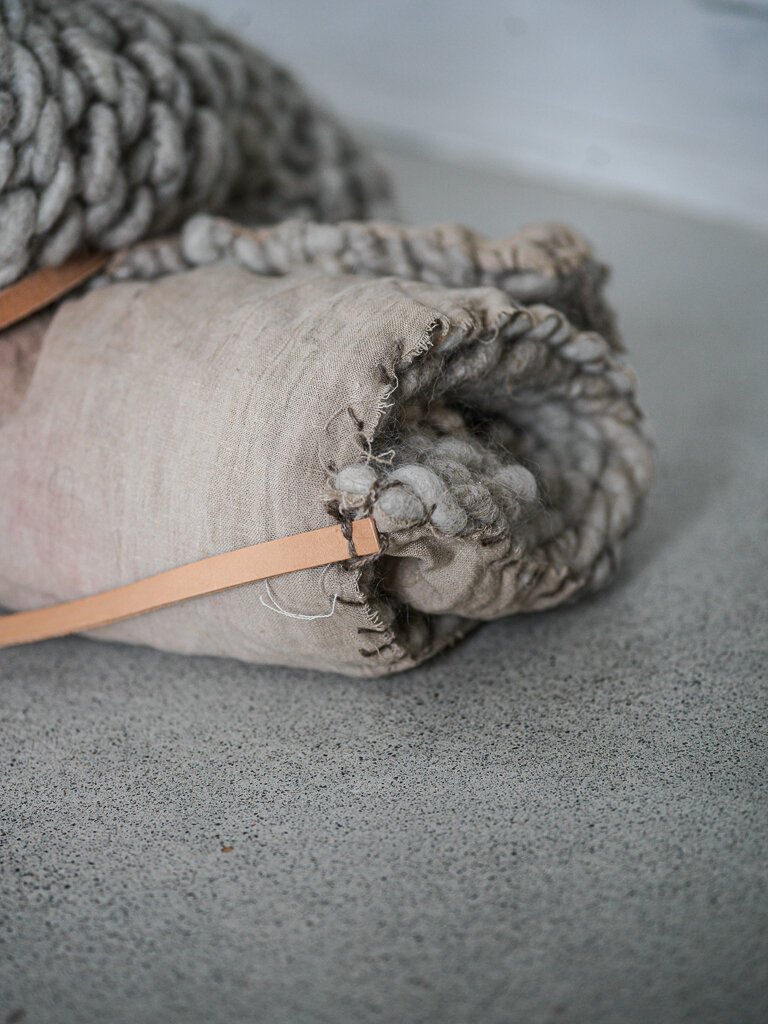 Ved å sy på en bakside av lin eller annet solid tekstil beskytter du ulla mot rusk og rask når du har den med deg på tur. 