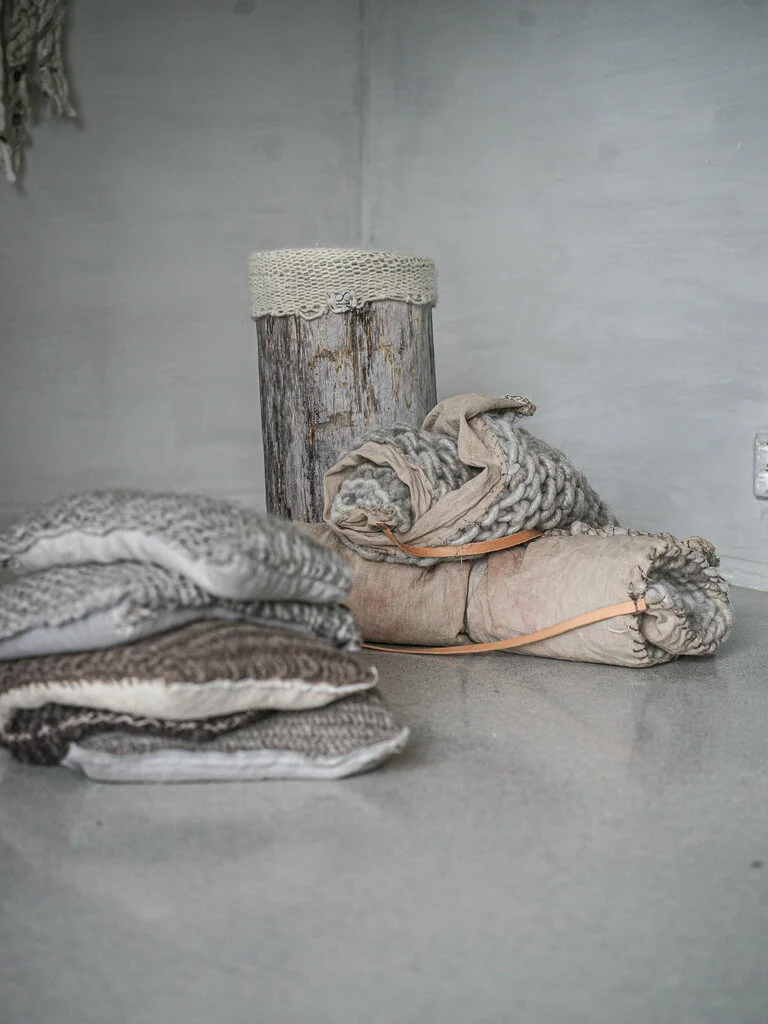 Ved å feste på en stropp i enden og eller en knapp som holder den sammenrullet blir den lettere å bære og frakte med seg. 