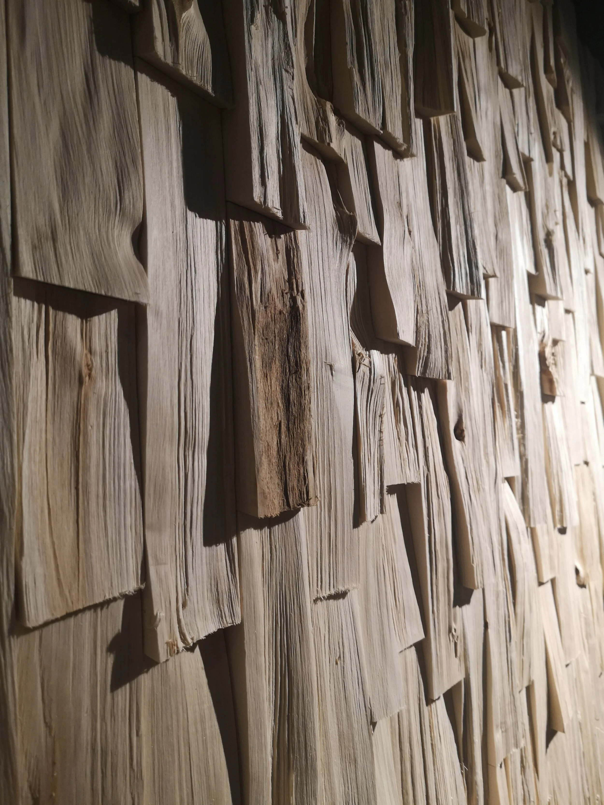 En strukturvegg kan bidra til bedre inneklima både i form av lyddemping og fuktregulering. På bildet ser du spon av osp. Foto: Norsk Spon