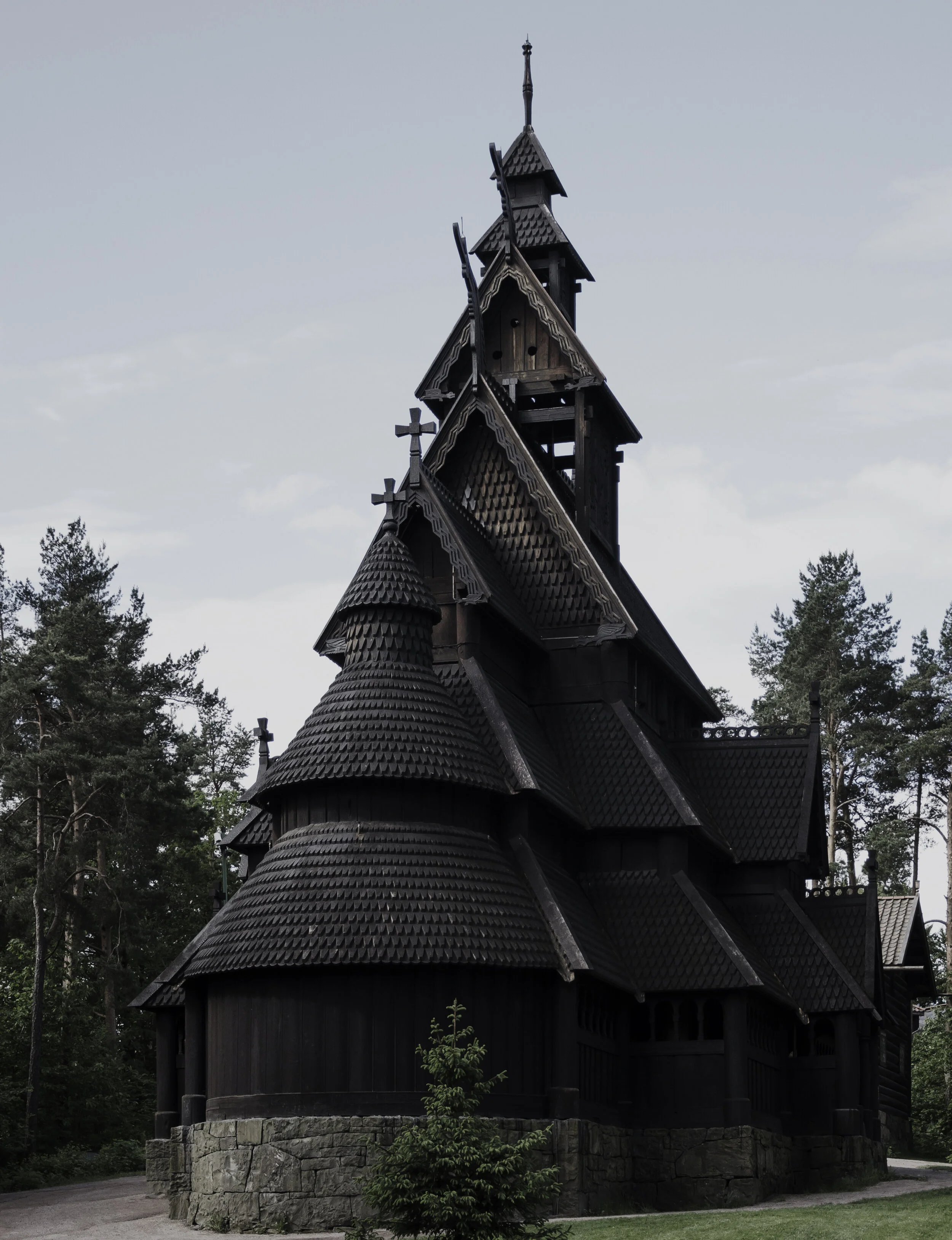 Spontak er et vanlig syn på mange gamle stavkirker.