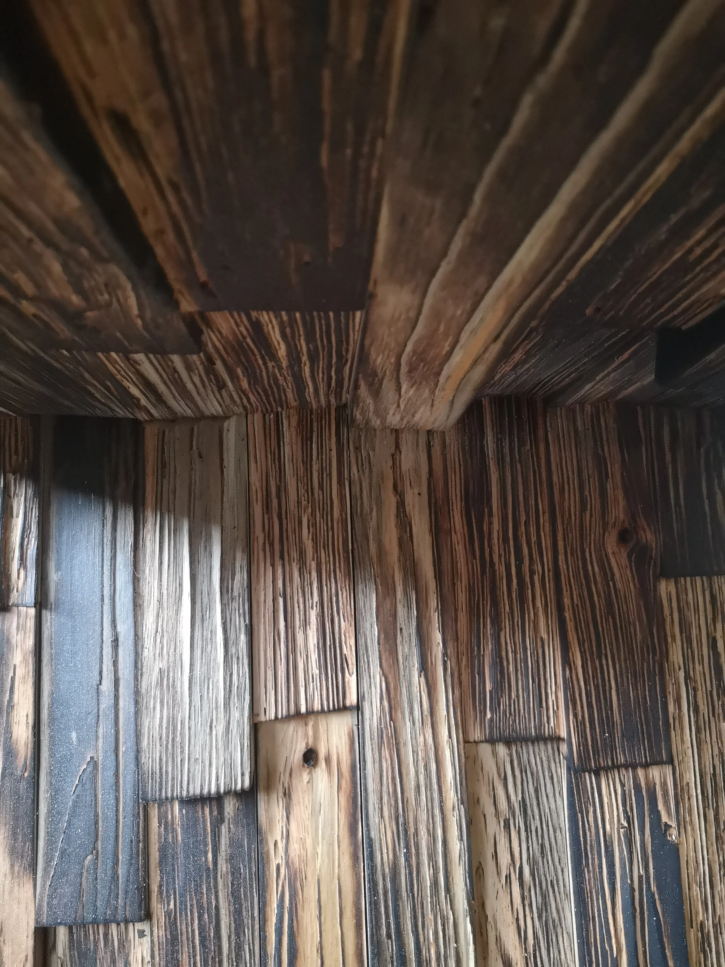 Interiørpanel med brent trestruktur gir et vakkert, taktilt uttrykk. Foto: Norsk Spon