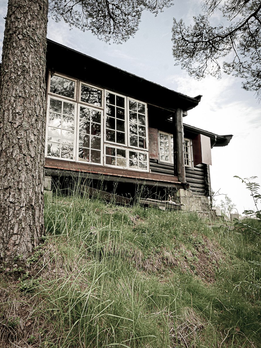  Just amazing! A cozy, very tastefully decorated cabin in the middle of beautiful nature. A stunning view down to the oslo fjord. The perfect stay for everyone who sees the luxury in simplicity and slience of beautiful nature. The Communication with 