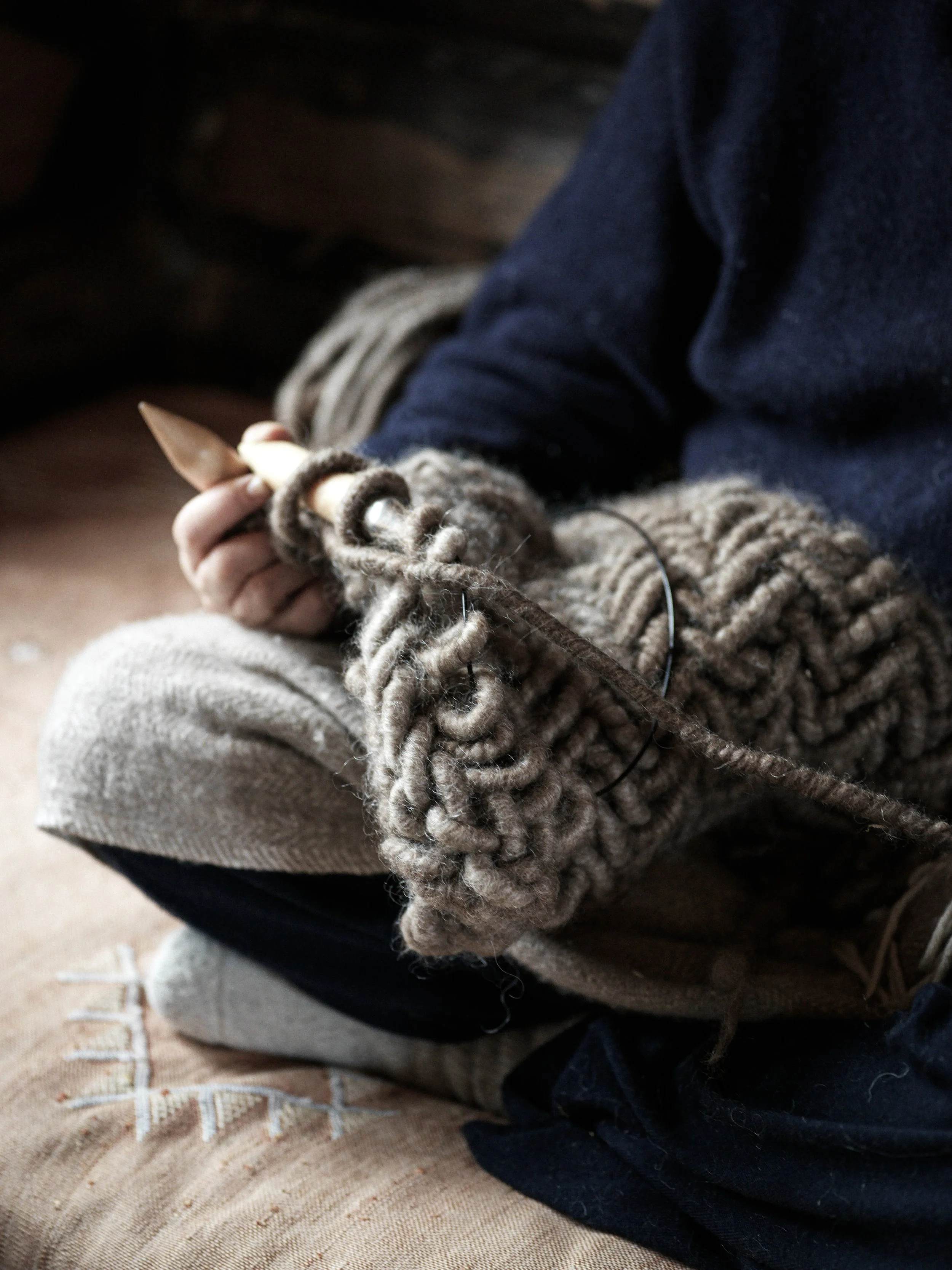 Du trenger tykke pinner for å strikke med dette garnet, og det er en ganske fysisk øvelse. Til gjengjeld går det raskt. 