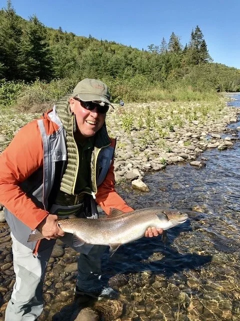 We had the pleasure of having Laurence Callcut as our guest for the first time this year at Salmon Lodge! Laurence landed this beauty on the Grand Cascapedia! What an amazing catch! Congrats Laurence!