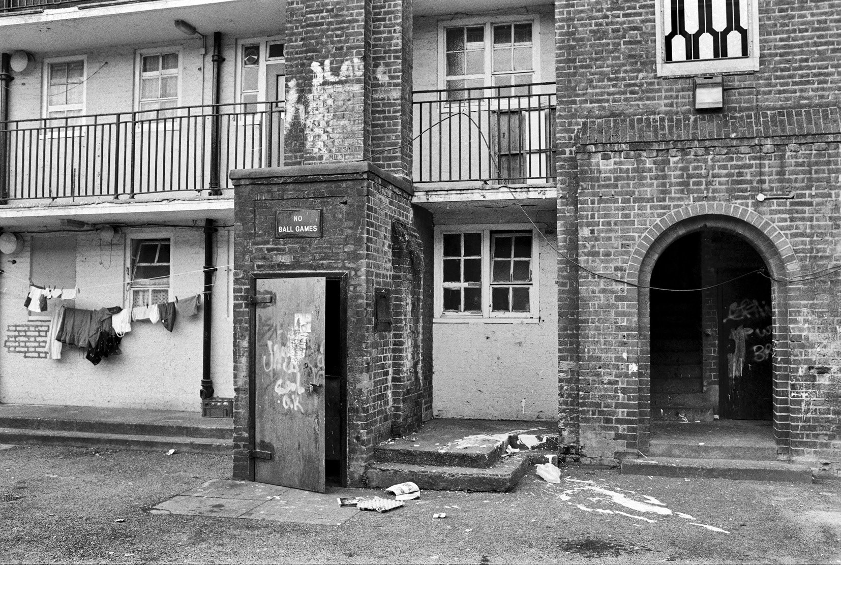 David Hoffman — Hollybush Gardens Bethnal Green  1988web120017.jpg