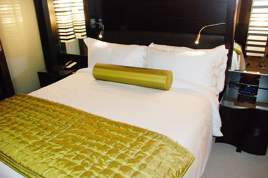 DELUXE STUDIO POOL BELLAGIO CITY STRIP VIEW BED.jpg
