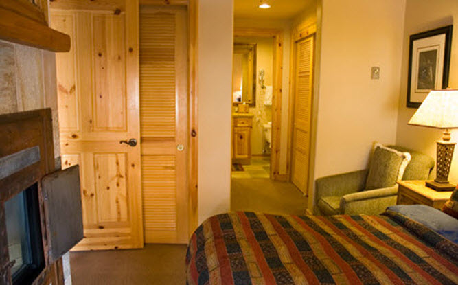 CabinQueen Room.jpg