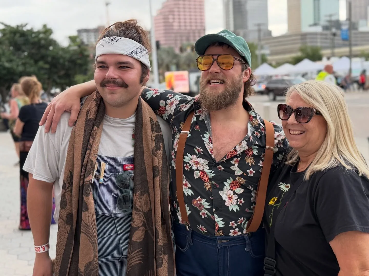 pre-show #cheese in the lot w/ the people #billystrings @benchmarkintlarena 🌴💨🕺🪩👯💫🌈👀👁️👀👁️👀