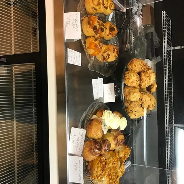 Happy Saturday #freshbaked #yummyfood #freshbakery #yummyfood #fastbreakfast #viptreatsandsweets #scones #stickybuns