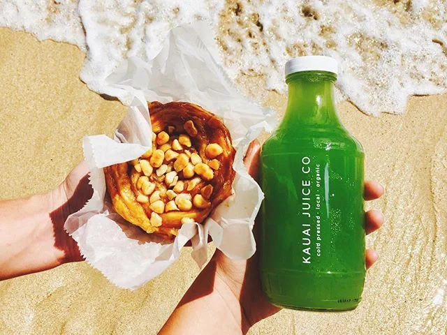 Perfect way to fix the St. Patrick's day hangover! Refreshing Mintcolada from Kauai Juice &amp; fresh sticky bun topped with nuts from VIP Treats and Sweets both located in Kapaa! 😋 Support your locals! @vip_treatsandsweets @kauaijuiceco #locals #ka
