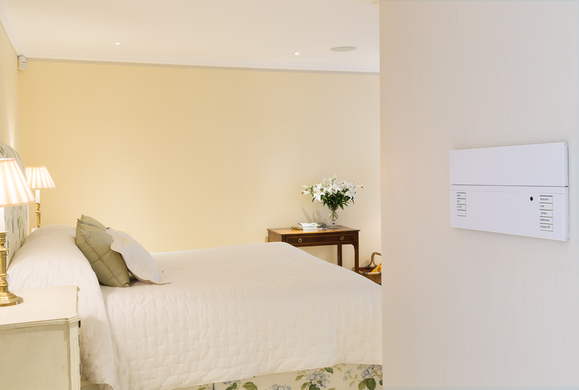 The Lutron Wall Panel allows quick selection of lighting scenes for the Bedroom, Dressing Room and En-suite including a H ouse Off button. The buttons are engraved for easy selection and also allow control of the integrated Sonos Audio system.
