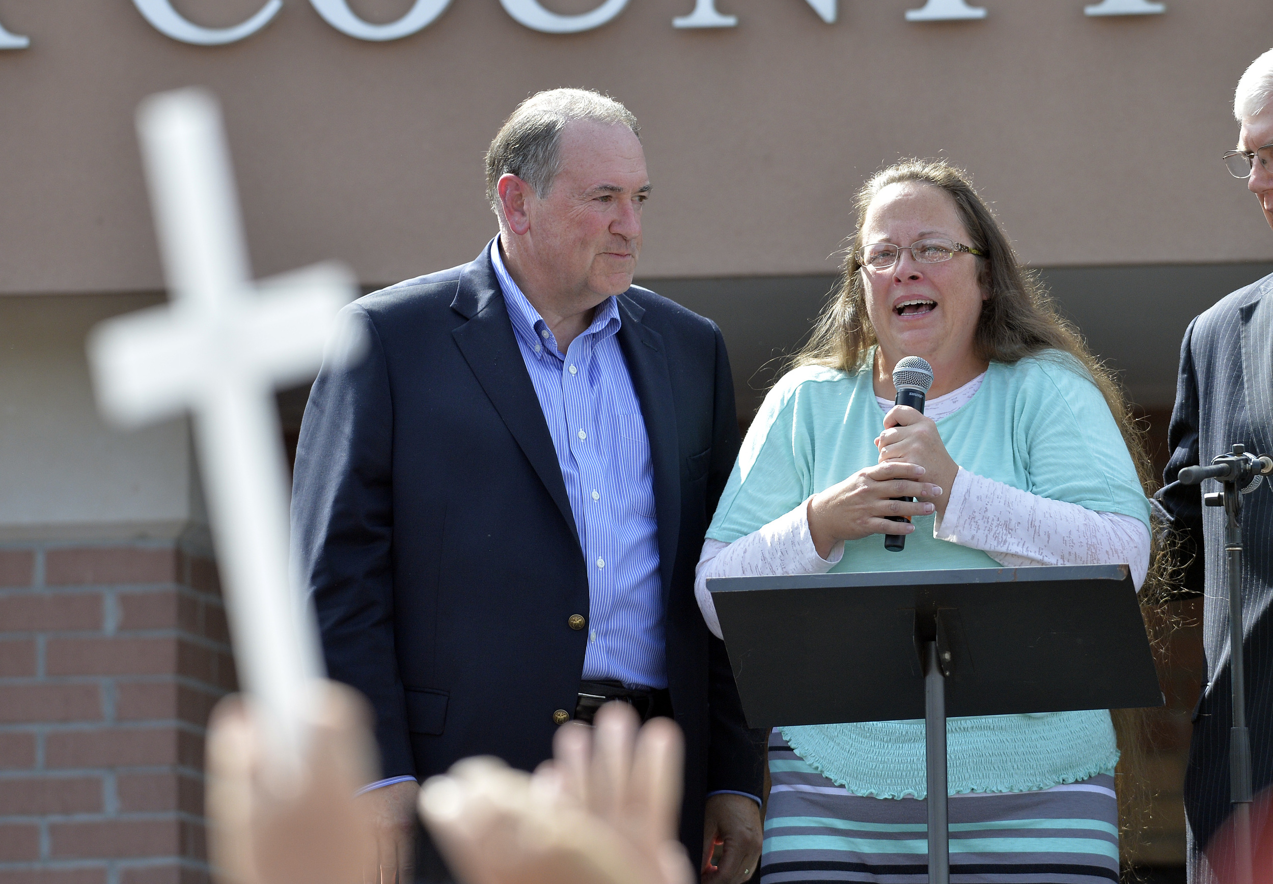 Kentucky Clerk Kim Davis, with Republican presidential candidate Mike Huckabee at her side, greets a crowd of supporters after being released from jail on Sept. 8. (Photo: AP)