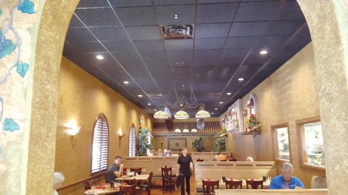 680-Papa-Joes-Main-Dining-Room.jpg