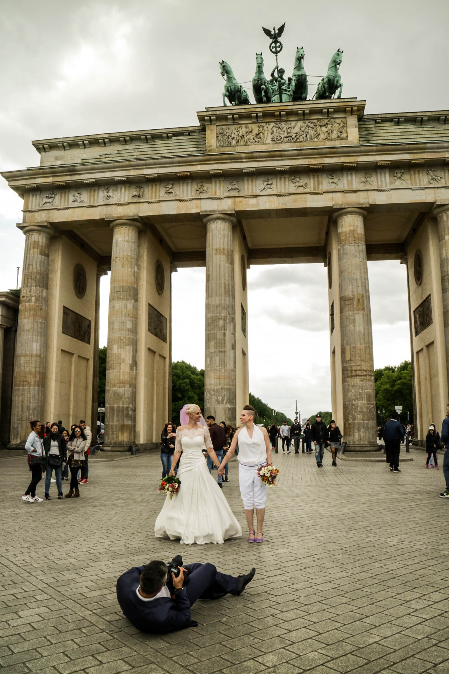 wedding photos for the happy couple in front of the brandenburg