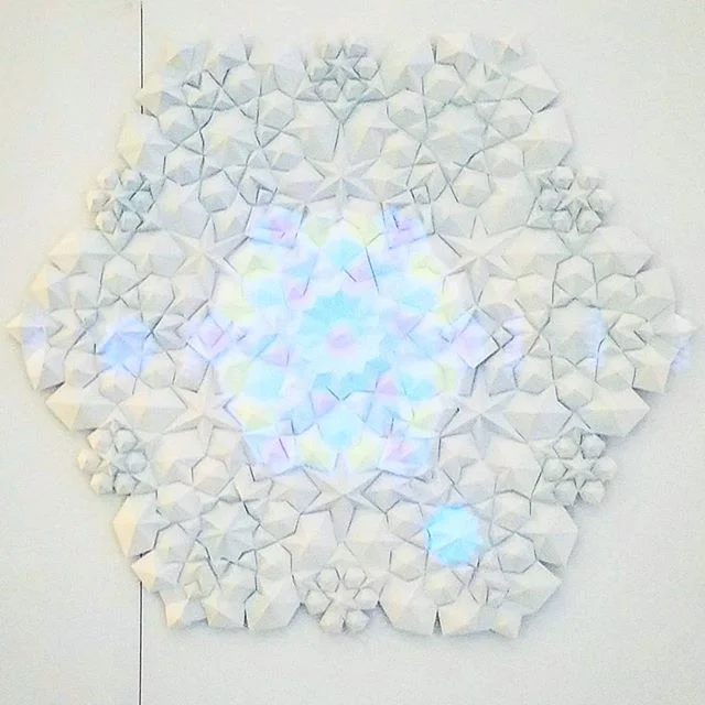 Refracted @tahreek_motion
.
.
.
#design #papercraft #papersculpture #paper #animation #motiongraphics #projectionmapping #projection