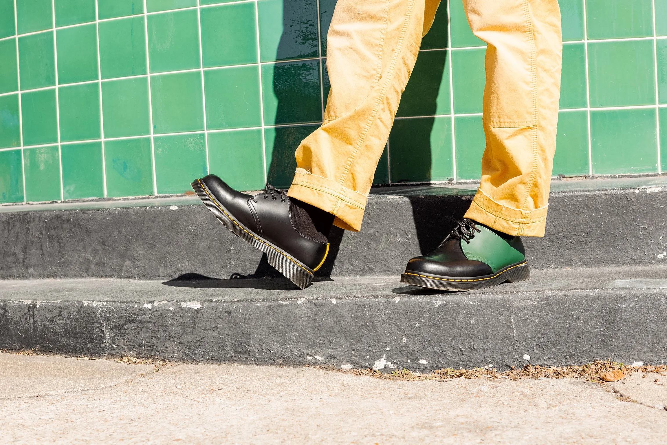 M 1461 COLOR BLOCK shoe BLACK GREEN YELLOW - Dex leg down 2266.jpg