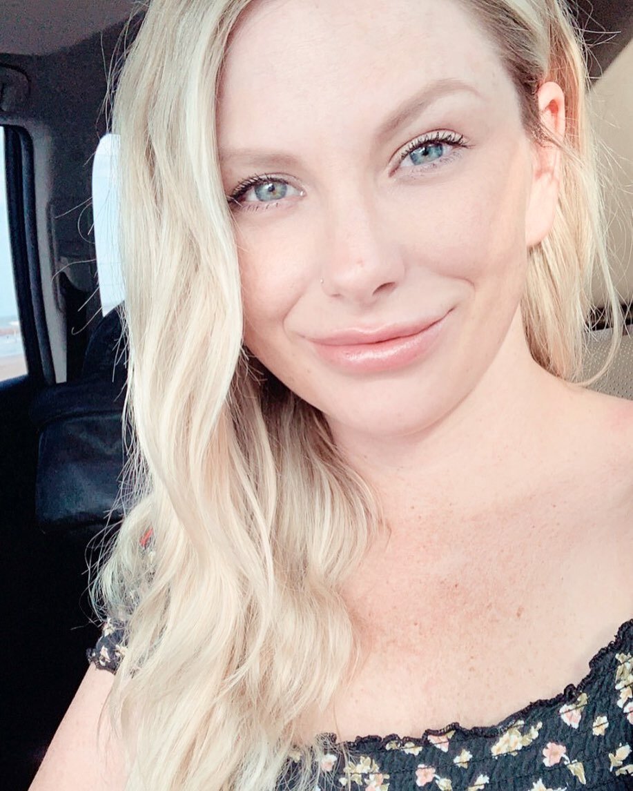When you take a bunch of selfies and decide you like one better than the one you already posted 🤷🏼&zwj;♀️Have you ever taken so many selfies in one day because your just feelin that good?! 😜 It was so great getting a little mommy makeover yesterda