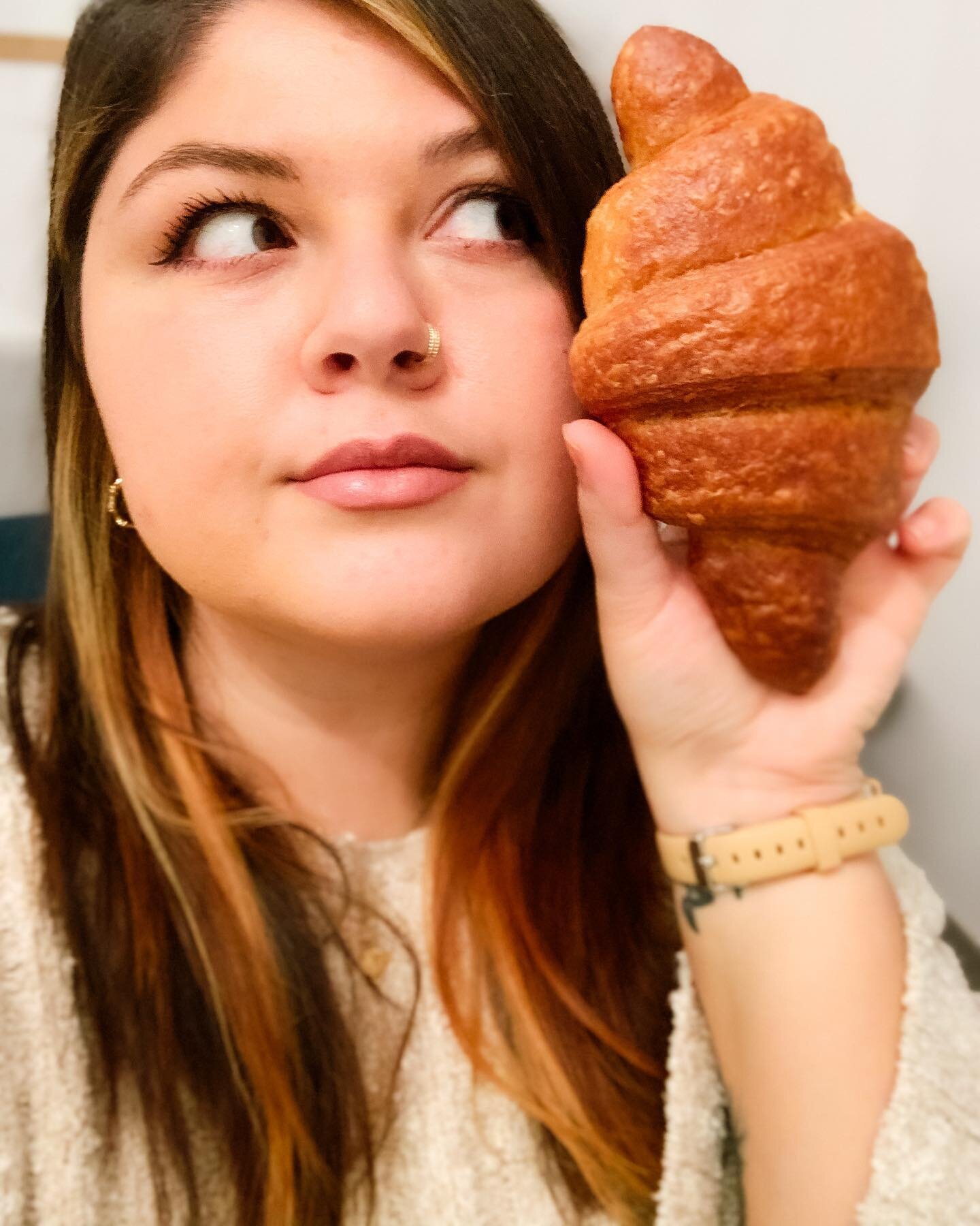 Bonjour from me and a vegan croissant the size of my face 🥐 #vegan #luxembourg #veganluxembourg #itwaswholewheatwhichwasasurpriseandslightdissapointmentbutstillgoodtho #lecroissant