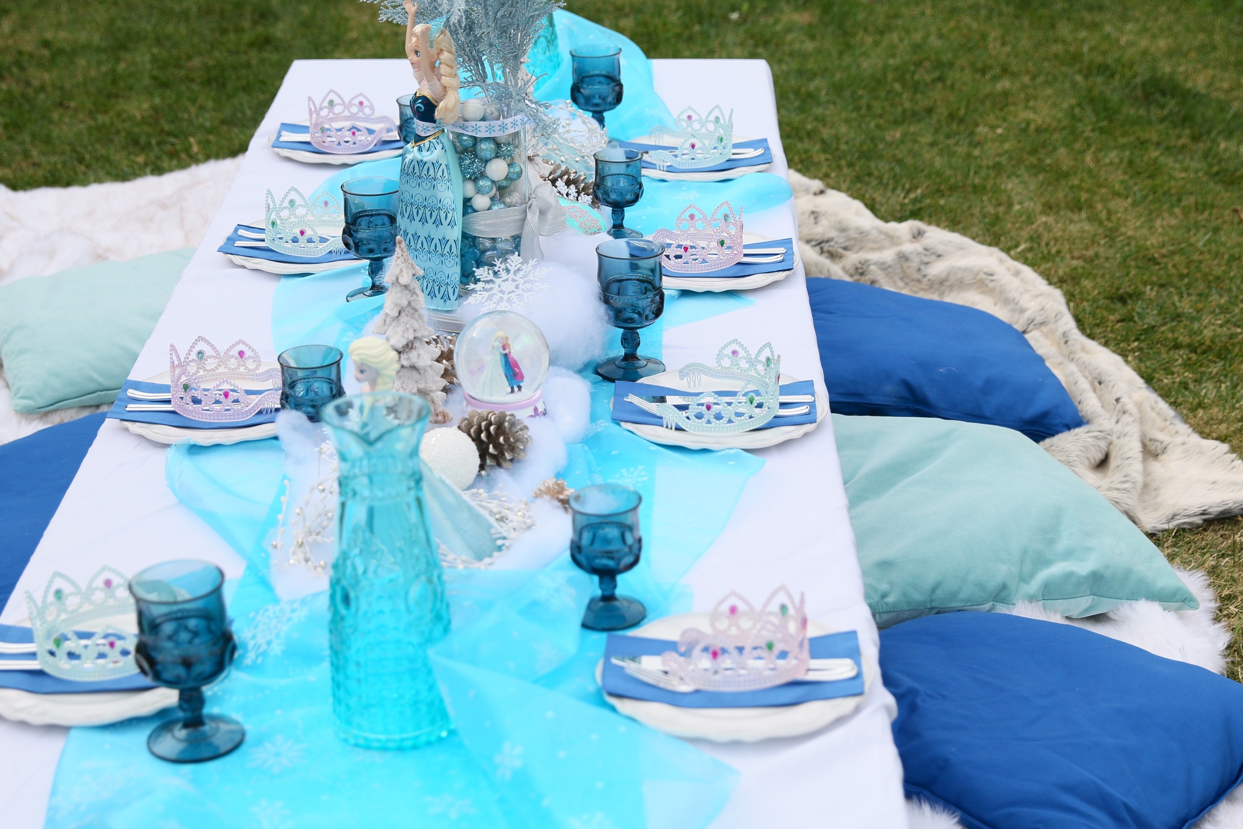 Copy of Table linens, faux fur blankets, & pillows! FROZEN PARTY @inJOYtheParty