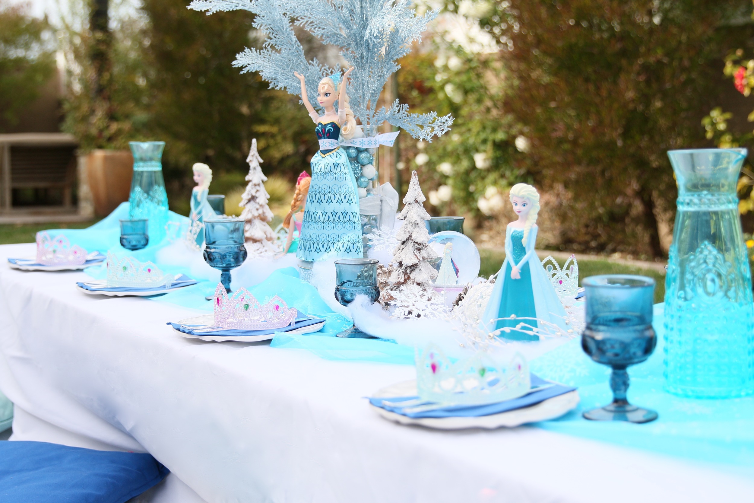 Copy of An impecable FROZEN table setup - All for rent! @inJOYtheParty