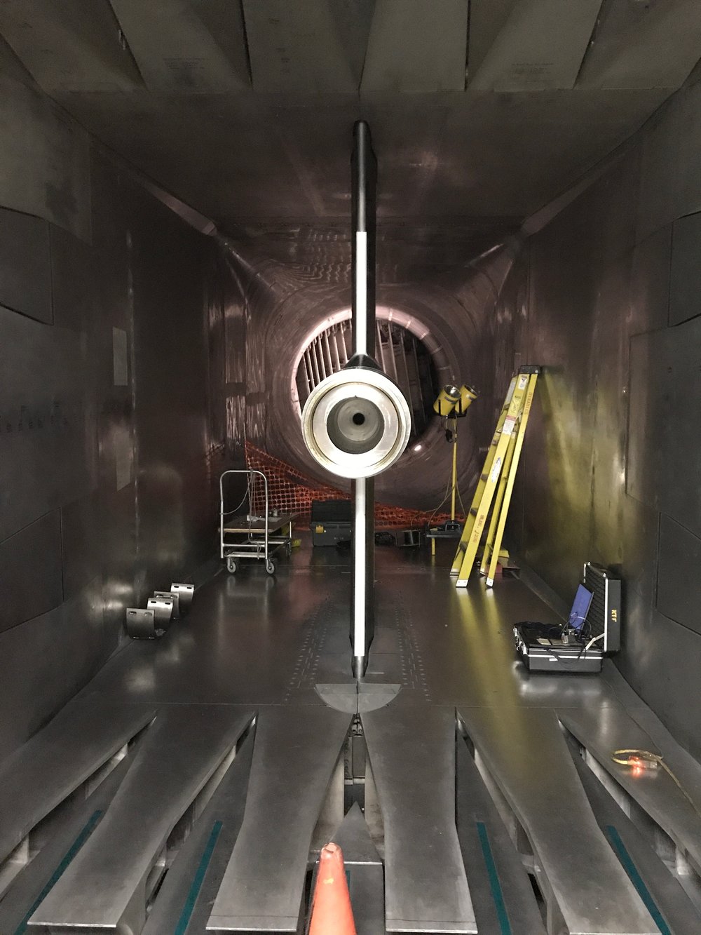 Wind tunnel mount for test models