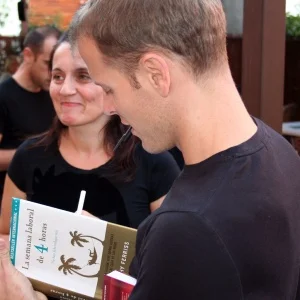 Tim Ferriss firmando libro